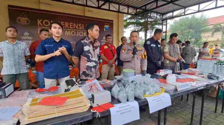 Polres Mojokerto Amankan 81 Tersangka dalam Operasi Pekat Semeru 2025 Foto BeritaJatim.com