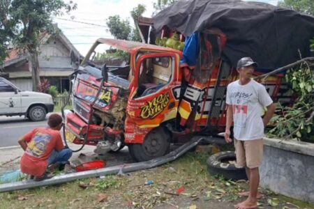 Truk Bermuatan Gas Elpiji 3 Kg Tabrak Pohon dan Tiang Lampu di Ngawi, Kernet Terluka Foto BeritaJatim.com