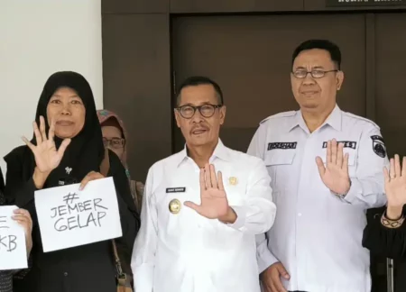 Temui Wabup Djoko Susanto, Aktivis Perempuan Unjuk Kertas ‘Jember Gelap’ Foto BeritaJatim.com