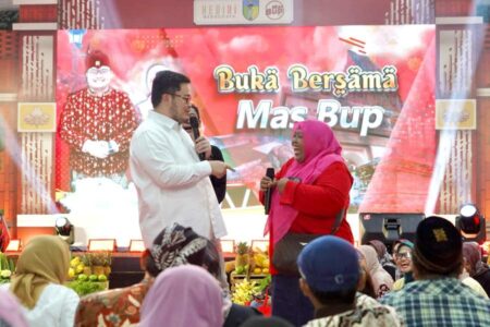 Bupati Kediri Mas Dhito Buka Puasa Bersama Warga, Respons Keluhan Sungai Ambrol Foto BeritaJatim.com