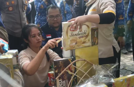 Sidak Parcel di Kediri: Disperdagin dan Polres Kediri Kota Temukan Produk Expired Foto BeritaJatim.com