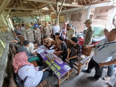 Kenakan Seragam Sekolah, Puluhan Pelajar di Tulungagung Terjaring Razia di Warung Kopi Foto BeritaJatim.com