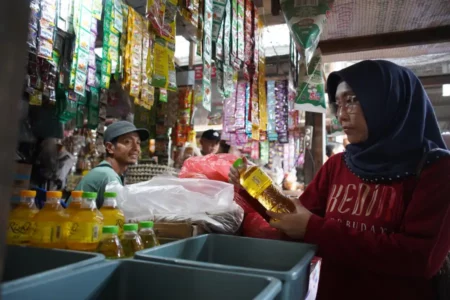 Bupati Kediri Pantau Harga Kebutuhan Pokok Jelang Lebaran, Pasokan Stabil Foto BeritaJatim.com
