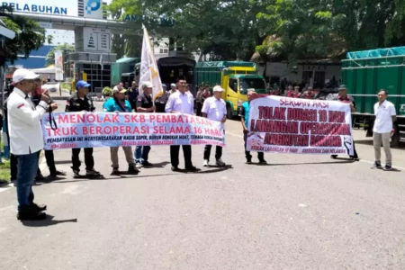 Ancam Blokade Jalan, Gabungan Sopir-Pengusaha Truk di Banyuwangi Tolak Pembatasan Operasi Selama 16 Hari Foto BeritaJatim.com