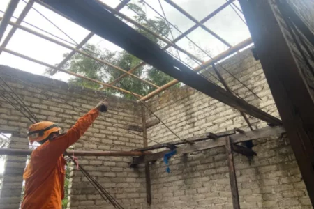 Angin Kencang Terjang Dua Desa di Pujer Bondowoso, 8 Rumah Terdampak Foto BeritaJatim.com