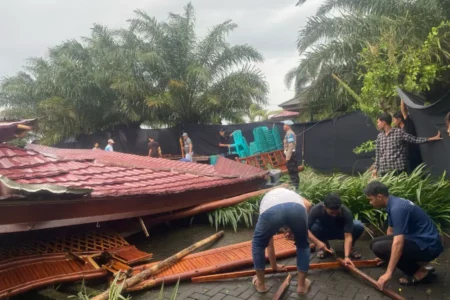 Warung Seblang di Banyuwangi Roboh Disapu Angin Kencang Foto BeritaJatim.com