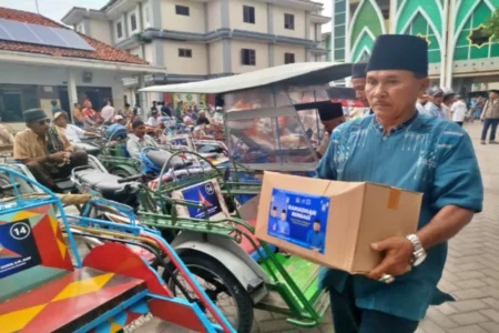 Jelang Lebaran, Ratusan Tukang Becak di Bangkalan Terima Sembako Foto BeritaJatim.com