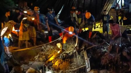 Banjir Bandang Terjang 2 Kecamatan di Bondowoso: Jembatan Putus, 90 KK Terisolasi Foto BeritaJatim.com