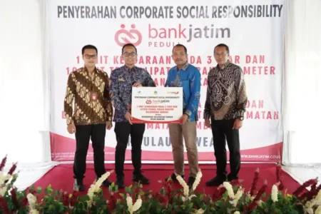 Bank Jatim Salurkan CSR di Pulau Bawean, Dukung UMKM dan Pembangunan Berkelanjutan Foto BeritaJatim.com