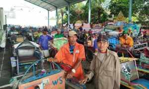 Antrean Panjang di Rumah Keluarga Warsubi, Berkah Ramadan untuk Ribuan Abang Becak di Jombang Foto BeritaJatim.com