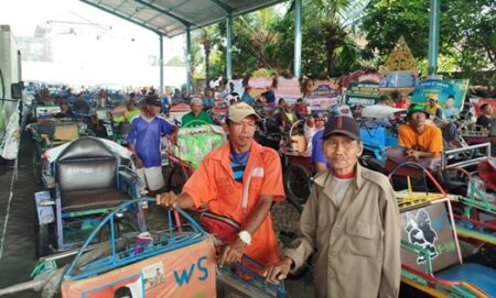 Antrean Panjang di Rumah Keluarga Warsubi, Berkah Ramadan untuk Ribuan Abang Becak di Jombang Foto BeritaJatim.com