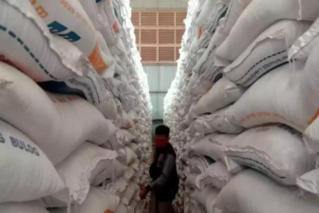 Bulog Banyuwangi Pastikan Stok Beras Aman hingga Idulfitri 1446 H Foto BeritaJatim.com