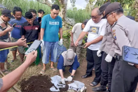 Dikira Jasad Bayi, Makam yang Dibongkar Polisi Berisi Tulang Hewan Foto BeritaJatim.com