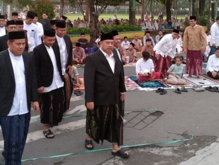 Merajut Kebersamaan di Hari Kemenangan, Bupati Warsubi ‘Open House’ di Pendapa Jombang Foto BeritaJatim.com