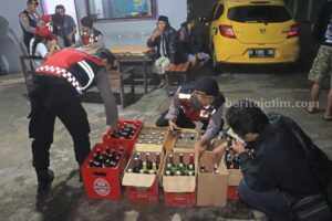 Razia Kafe Saat Ramadan di Malang, Ada LC Hingga Ratusan Botol Miras Foto BeritaJatim.com