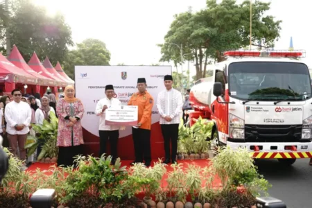 Bank Jatim Serahkan Bantuan Truk Tangki Air untuk Pemkab Tuban Foto BeritaJatim.com