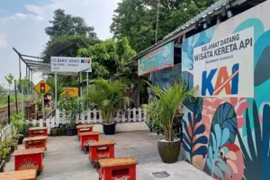 Menikmati Sensasi Ngabuburit Trainspotting di Wisata Kereta Api Gedangan, Kulineran Es Dawet Foto BeritaJatim.com