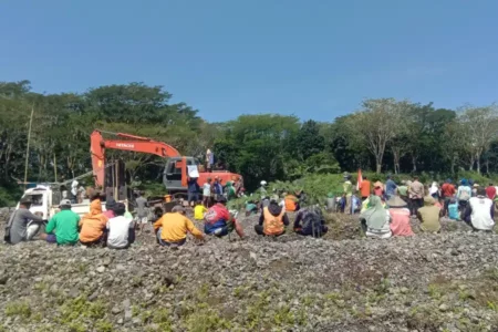 Diminta Angkat Kaki, Ini Jawaban Penambang Pasir di Blitar Foto BeritaJatim.com