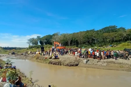 Rusak Sumber Air, Warga 4 Kecamatan di Blitar Demo Tambang Pasir Foto BeritaJatim.com