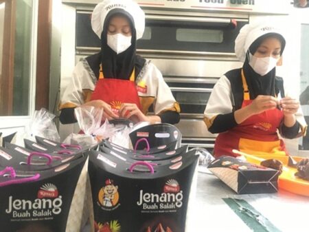 Lebaran Rasa Salak: Dodol dan Jajanan Unik dari Jombang Laris Manis Foto BeritaJatim.com