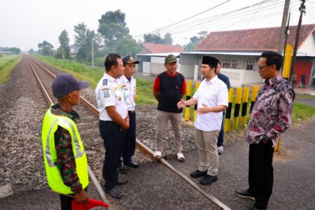 Wagub Emil: Masyarakat Diimbau Waspadai Perlintasan Kereta Api Tanpa Palang Pintu Foto BeritaJatim.com