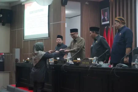 Fraksi PDIP Soroti Urgensi Percepatan Pilkades 2025 di Bondowoso Foto BeritaJatim.com