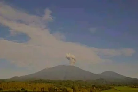 Gunung Raung Erupsi, Kolom Abu Capai 1.500 Meter di Atas Puncak Foto BeritaJatim.com