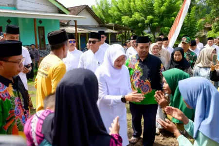 Jemput Bola Layanan Publik, Bupati Ipuk Sambangi Warga Kampung di Tengah Hutan Pinus Foto BeritaJatim.com