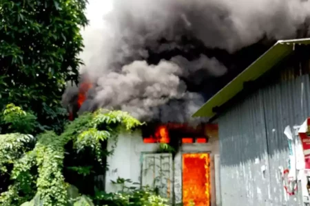 Ditinggal Penghuninya, Rumah di Banyu Urip Surabaya Tiba-Tiba Ludes Terbakar Foto BeritaJatim.com