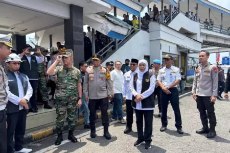 Gubernur Jatim hingga Kapolda Turun Tangan Pantau Arus Mudik di Pelabuhan Ketapang Foto BeritaJatim.com