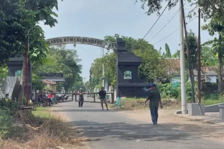 FOTO: Portal Masuk Desa Kinandang Dijaga Ketat Saat PSU Pilkada Magetan Foto BeritaJatim.com