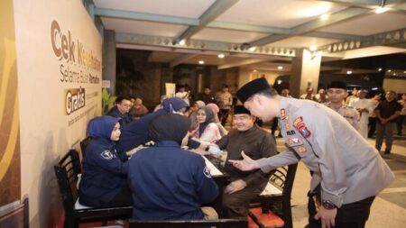 Suasana Ramadan, Polres Lamongan Beri Layanan Kesehatan Gratis Foto BeritaJatim.com