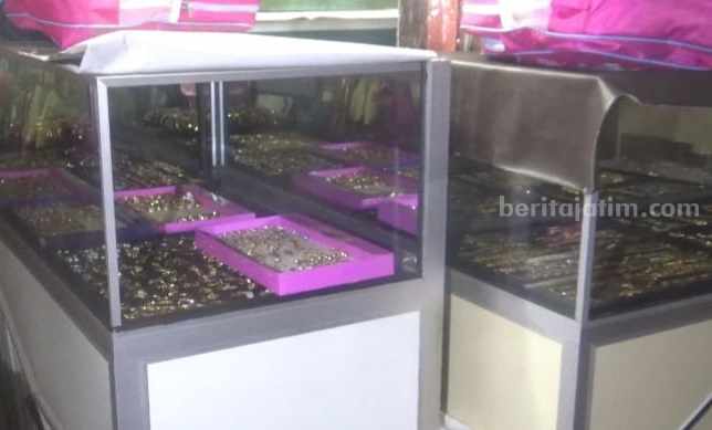Pasar Sumobito Jombang Gempar, Bocah 13 Tahun Diamankan Usai Gagal Bobol Lapak Perhiasan Foto BeritaJatim.com