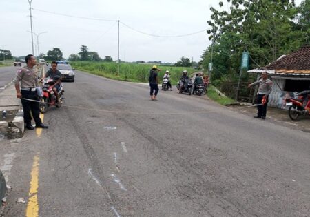 Pengendara Motor Tewas Usai Tertabrak Truk Boks di Mojoagung Jombang Foto BeritaJatim.com