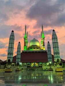 8 Masjid Unik Bersejarah di Jawa Timur, Mengapa Wajib Dikunjungi Saat Ramadan? Foto BeritaJatim.com