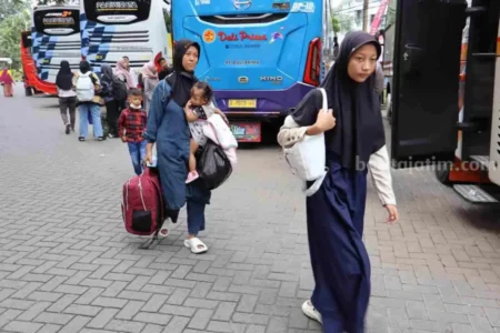 1.074 Warga Gresik Ikut Mudik Gratis, Pemudik Dapat Hampers Produk UMKM Foto BeritaJatim.com
