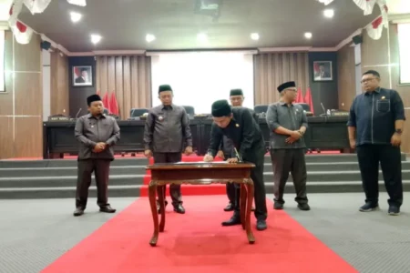 DPRD Bondowoso Sahkan Tiga Raperda, Bupati Tutup dengan Pantun Foto BeritaJatim.com