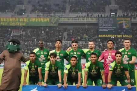 Persebaya Bersiap Hadapi PSM, Paul Munster Sesuaikan Latihan saat Ramadhan Foto BeritaJatim.com