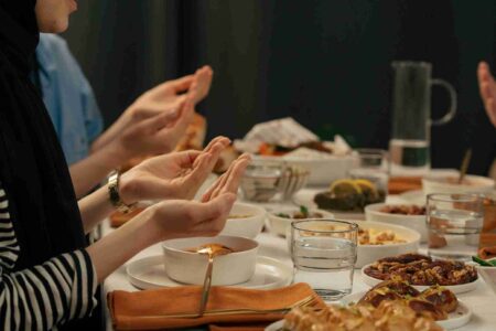 Selain Makan dan Minum, 5 Hal Ini Bisa Batalkan Puasa Menurut Mazhab Syafi’i! Foto BeritaJatim.com
