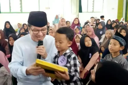 Santunan dan Hadiah Dari PT ACA Bikin Anak Yatim Gembira Foto BeritaJatim.com