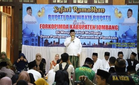 Safari Ramadan di Tengah Rintik Hujan, Bupati Jombang Pererat Silaturahmi dengan Masyarakat Foto BeritaJatim.com