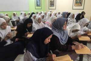 Menjemput Hidayah di Bulan Ramadan: Santri Mambaul Hikam Jombang Tekun Mengaji Kitab Foto BeritaJatim.com