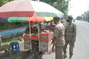 Satpol PP Turun Tangan, Pemkab Bangkalan Imbau Warga Tak Jual Makanan Siang Hari Ramadan Foto BeritaJatim.com