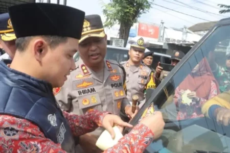 Jelang Lebaran, Polres Mojokerto Bagikan Stiker Imbauan Mudik Aman Foto BeritaJatim.com
