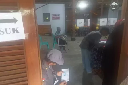 Meski Tertatih, Lansia di Magetan Semangat Ikut PSU Foto BeritaJatim.com