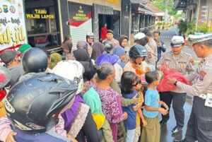 Takjil Berkah di Jalan, Kejutan Manis dari Polres Jombang Foto BeritaJatim.com