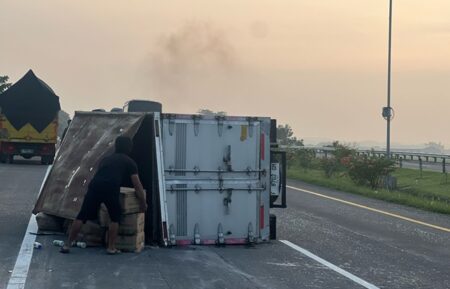 Truk Bermuatan Pupuk Cair Terguling di Tol Jombang-Mojokerto Foto BeritaJatim.com