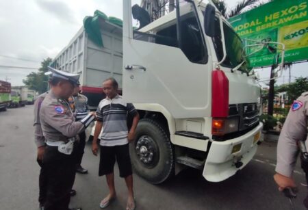 Polres Jombang Gelar Operasi Pembatasan Angkutan Barang, Satu Truk Semen Kena Tilang Foto BeritaJatim.com