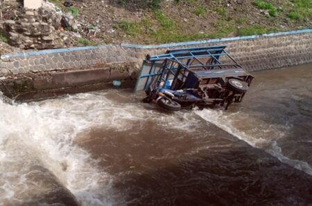 Dramatis! Motor Roda Tiga Terjun ke Sungai Usai Diseruduk Fortuner di Jombang Foto BeritaJatim.com