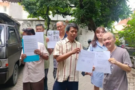 Warga Keluhkan Jalan Rusak Akibat Truk Pengangkut Air di Kapasan Surabaya Foto BeritaJatim.com
